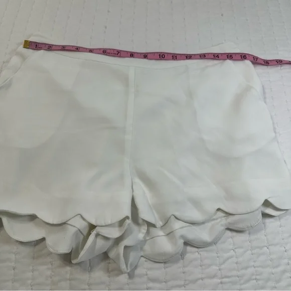 The Impeccable Pig White Scalloped High Waist Shorts With Elastic on Waist - Picture 4 of 11